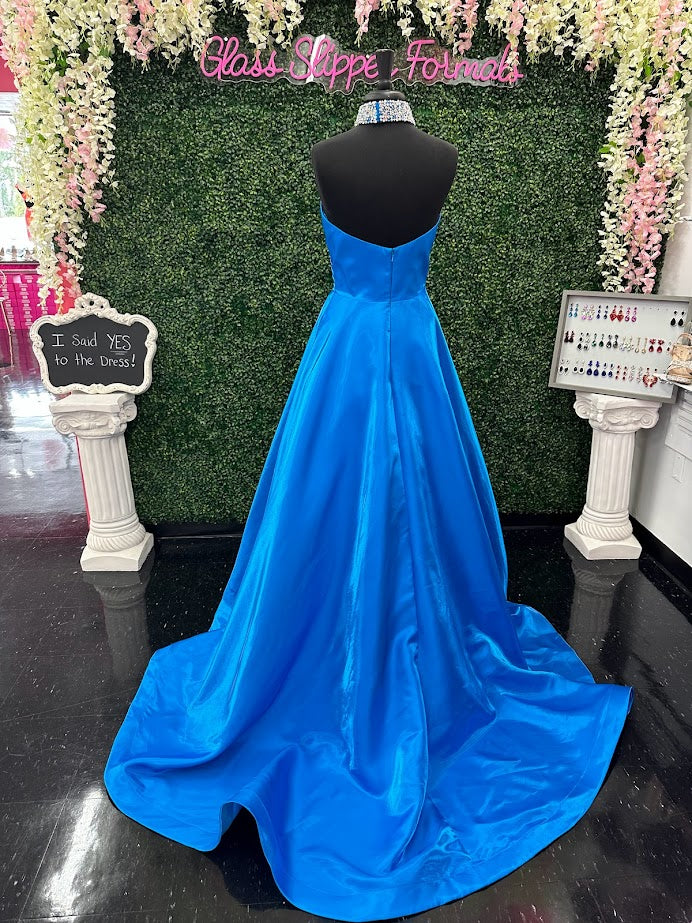 This gorgeous long dress is crafted from beautiful peacock-toned satin and features a sophisticated A-line silhouette along with a crystal choker. With its timeless design, it's perfect for prom, pageants, and other special occasions.  Size: 10  Color: Peacock