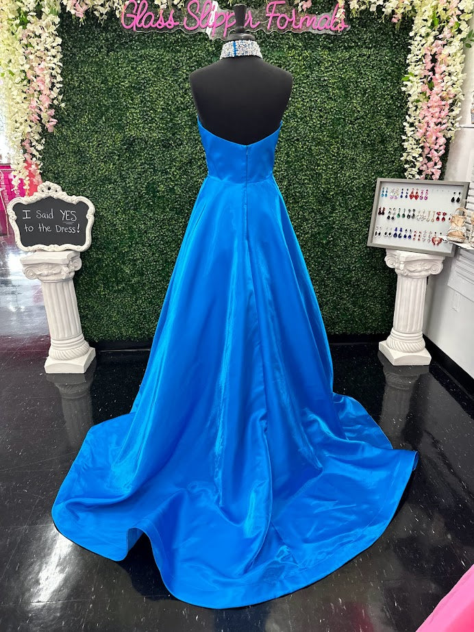 This gorgeous long dress is crafted from beautiful peacock-toned satin and features a sophisticated A-line silhouette along with a crystal choker. With its timeless design, it's perfect for prom, pageants, and other special occasions.  Size: 10  Color: Peacock