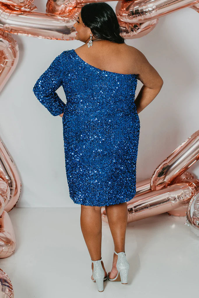 Sydneys Closet SC8112 Plus size Sequin One Shoulder Long Sleeve Cocktail Dress Formal Gown Colors: Hunter Onyx, Pearlescent, Ruby, Sapphire Size availability: 14-32 Fitted/Slim Silhouette Natural waistline One-shoulder Long sleeve Scoop neckline Slit on skirt Paillettes on stretch net Stretch knit lining